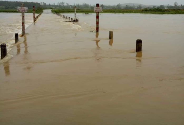 Mưa lớn, hàng trăm hộ dân bị ngập, học sinh nghỉ học, toàn hồ đập bị đe dọa - Ảnh 3.