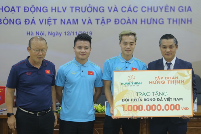 Lộ thêm nhà tài trợ trả lương khủng cho HLV Park Hang-seo - Ảnh 10.