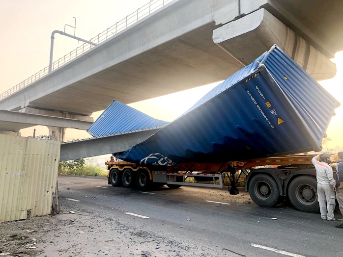 Dầm cầu bộ hành trước Suối Tiên bị container kéo sập thấp hơn chiều cao thiết kế - Ảnh 2.