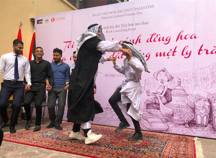 Dàn trai đẹp Palestine nhảy múa chúc mừng nhà văn Di Li ra sách mới - Ảnh 5.