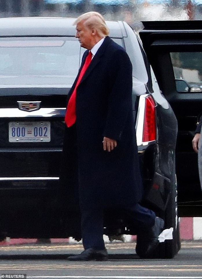 Giấy vệ sinh lại “mắc kẹt” trên đế giày ông Trump - Ảnh 1.