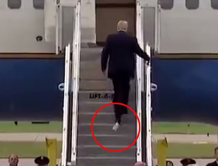 Giấy vệ sinh lại “mắc kẹt” trên đế giày ông Trump - Ảnh 2.