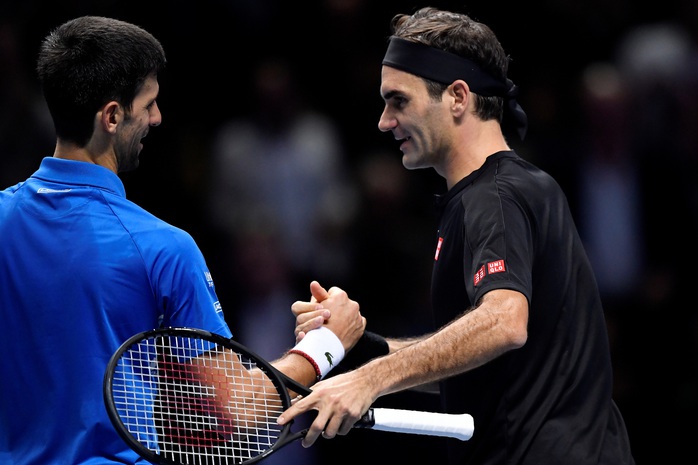 Federer hạ gục Djokovic, vào bán kết ATP Finals 2019 ở tuổi 38 - Ảnh 1.