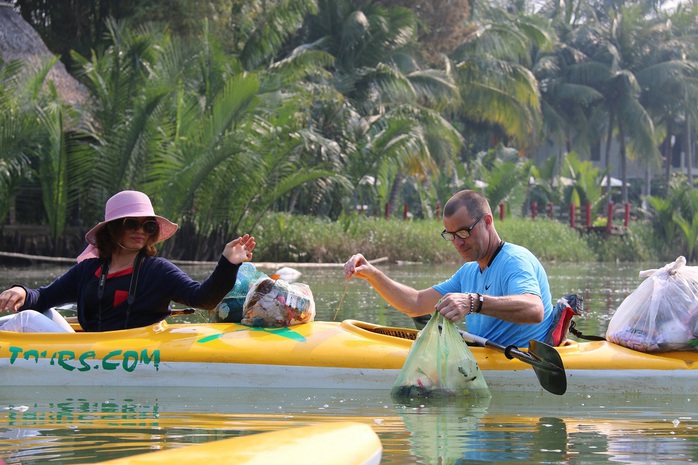 Quản lý rác từ nguồn tới biển - Ảnh 1.