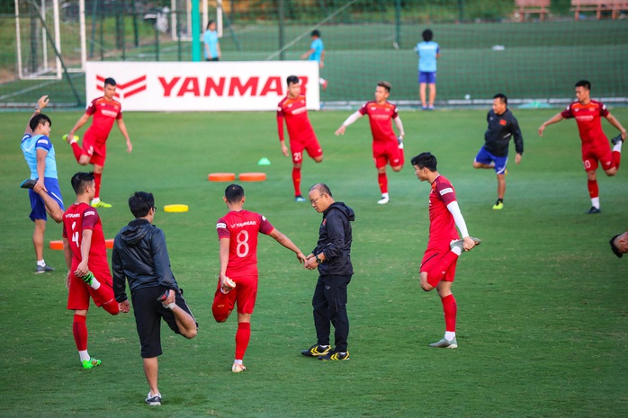 Cận cảnh đội tuyển Việt Nam tập luyện trước tái đấu Thái Lan - Ảnh 2.