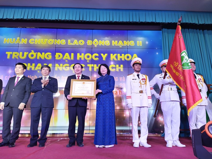 Trường ĐH Y khoa Phạm Ngọc Thạch đón nhận Huân chương Lao Động hạng Nhì - Ảnh 2.
