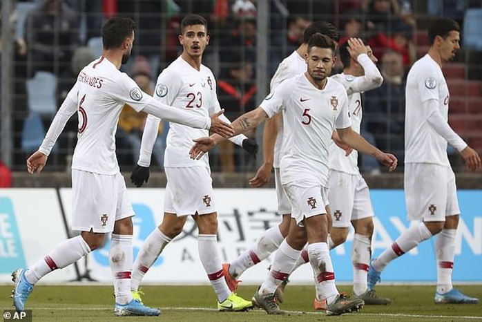 Ronaldo ghi bàn thứ 99, Bồ Đào Nha lách khe cửa hẹp dự Euro - Ảnh 2.