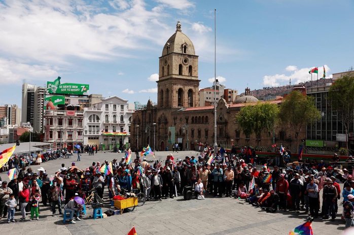 Cạn kiệt thức ăn, người dân Bolivia chờ “mưa rào” từ trên không - Ảnh 2.