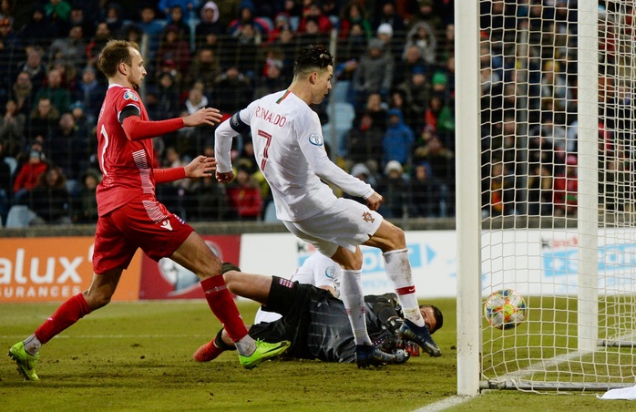 Ronaldo ghi bàn thứ 99, Bồ Đào Nha lách khe cửa hẹp dự Euro - Ảnh 4.