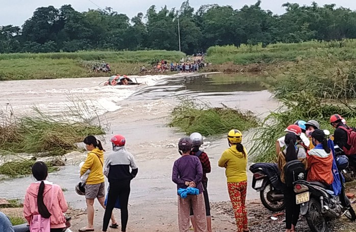 Ghe chở 5 người lật úp giữa dòng lũ, 1 người cấp cứu - Ảnh 1.