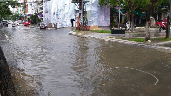 Mưa lớn ở Đà Nẵng, nhiều tuyến đường ngập nước - Ảnh 7.