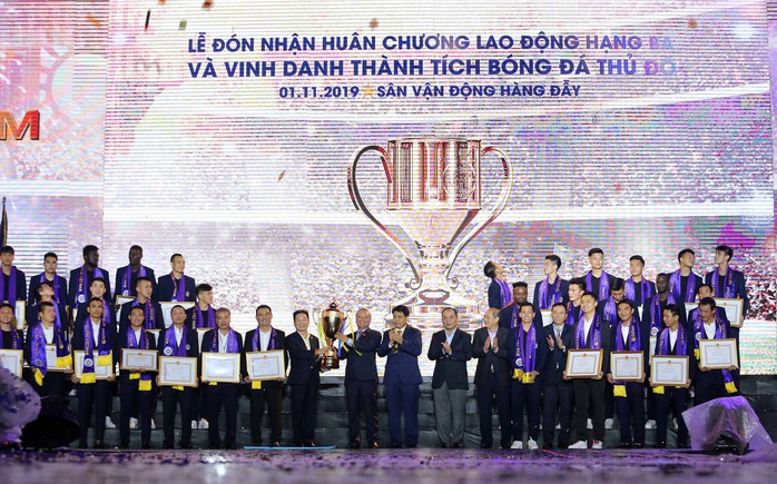 Quang Hải cùng CLB Hà Nội rạng ngời trong ngày vinh danh, đón nhận Huân chương Lao động hạng Ba - Ảnh 2.