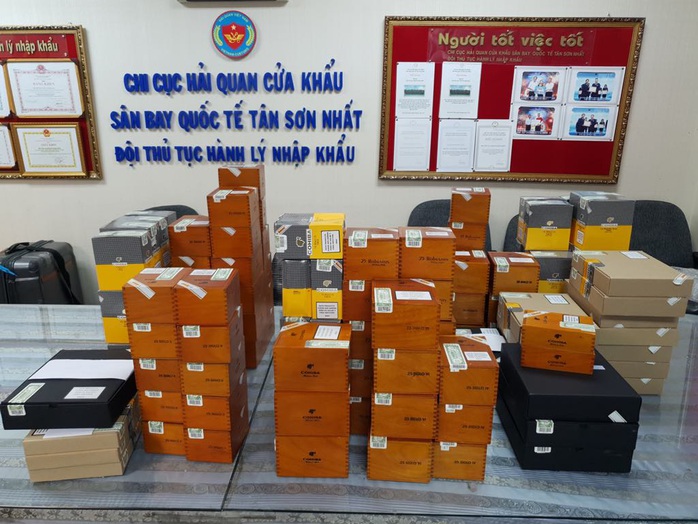 Bắt lượng xì gà cực lớn buôn lậu qua sân bay Tân Sơn Nhất - Ảnh 1.