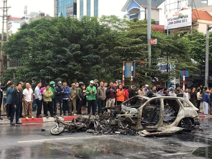 Xe Mercedes tông nhiều xe máy trên phố rồi bốc cháy dữ dội, 1 người tử vong tại chỗ - Ảnh 12.
