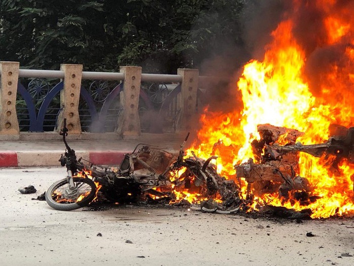 Xe Mercedes tông nhiều xe máy trên phố rồi bốc cháy dữ dội, 1 người tử vong tại chỗ - Ảnh 8.