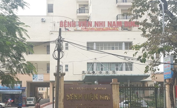 Dính vụ ăn bớt thuốc bệnh nhi, thêm 2 điều dưỡng Bệnh viện Nhi Nam Định bị cấm đi khỏi nơi cư trú - Ảnh 1.