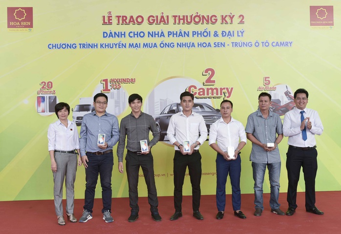 Tập đoàn Hoa Sen trao thưởng Mua ống nhựa Hoa Sen – Trúng ôtô Camry - Ảnh 1. Tập đoàn Hoa Sen trao thưởng Mua ống nhựa Hoa Sen – Trúng ôtô Camry - Ảnh 1.