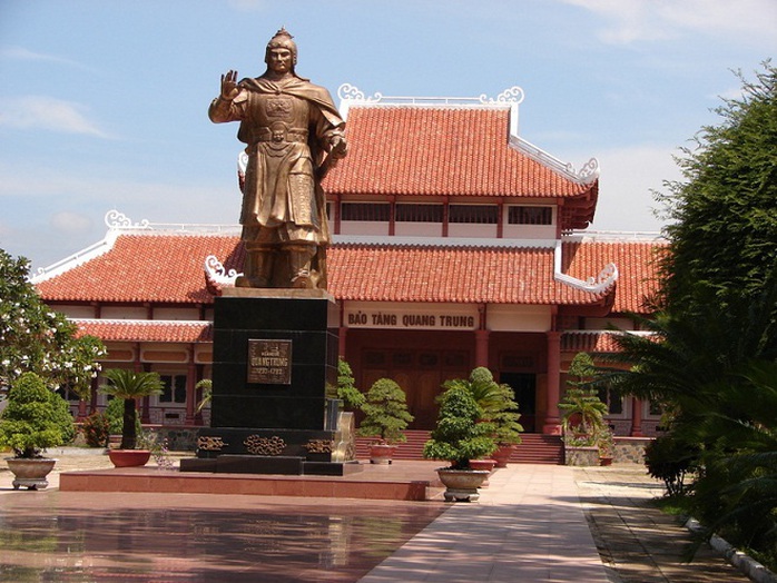 Sân Bảo tàng Quang Trung đang đẹp vẫn bị cạy lên để thay 5 tỉ đồng - Ảnh 3.