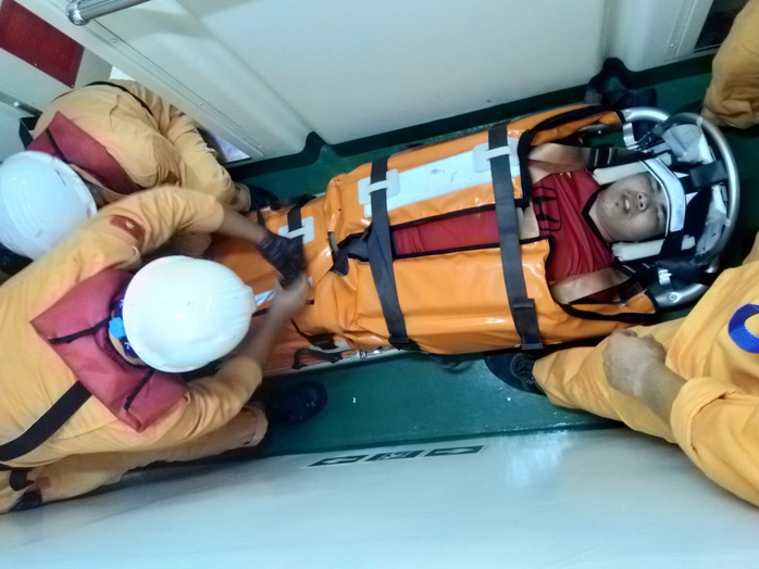 Cận cảnh vật lộn với sóng gió trong đêm cứu thuyền viên tàu Sea Timber Thái Lan - Ảnh 2.