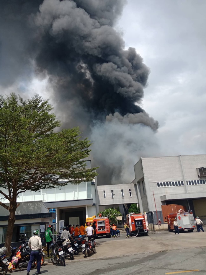 Cháy lớn ở công ty sản xuất bàn ghế sofa tại Bình Dương - Ảnh 3.