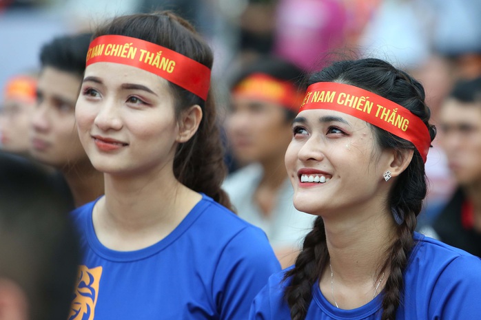 Dàn CĐV nữ tưng bừng sau trận thắng đậm của U22 Việt Nam - Ảnh 11.