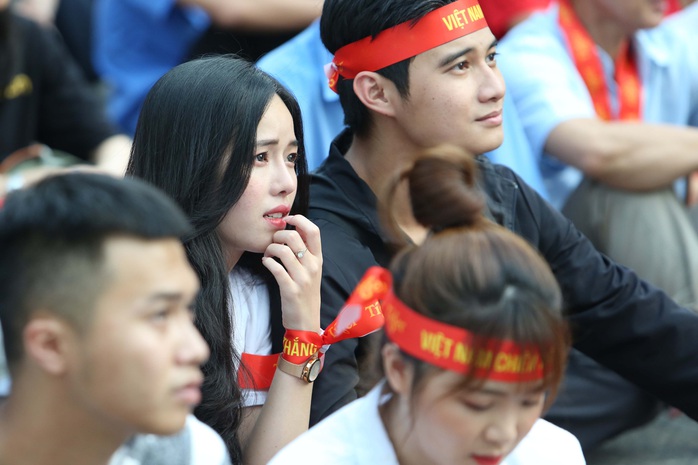 Dàn CĐV nữ tưng bừng sau trận thắng đậm của U22 Việt Nam - Ảnh 6.