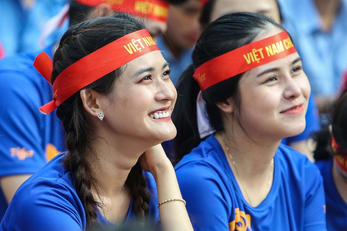 Dàn CĐV nữ tưng bừng sau trận thắng đậm của U22 Việt Nam - Ảnh 2.