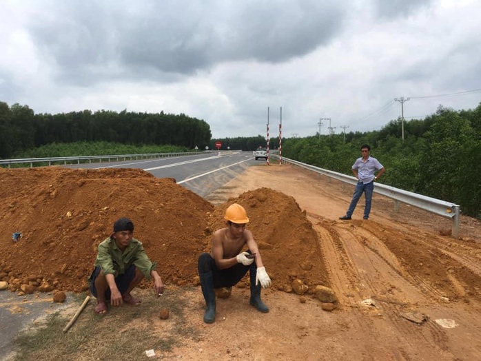 Né trạm thu phí, hàng loạt ô tô chạy chui tuyến đường cao tốc đang thi công - Ảnh 4.