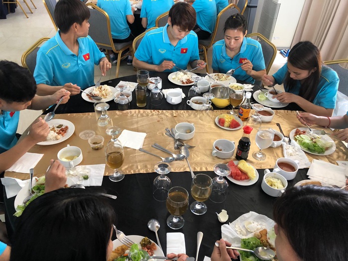 Đội tuyển nữ thiếu thức ăn, HLV Mai Đức Chung trấn an: Hôm nay đã có thịt bò, cá hồi - Ảnh 3.