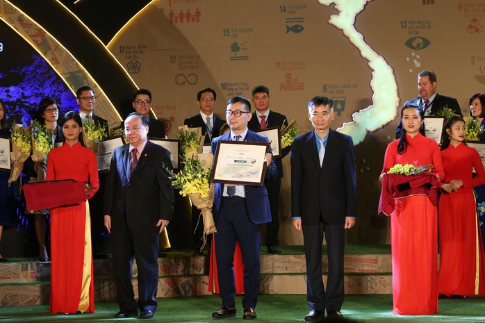 Lee & Man được vinh danh Top 100 doanh nghiệp bền vững tại Việt Nam 2019 - Ảnh 2. Lee & Man được vinh danh Top 100 doanh nghiệp bền vững tại Việt Nam 2019 - Ảnh 2.