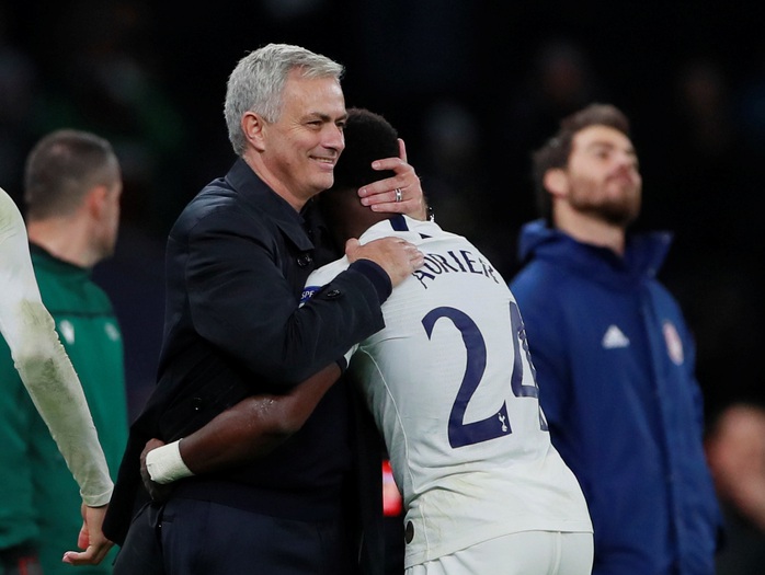 Tottenham bùng nổ với Mourinho, vượt vòng bảng Champions League  - Ảnh 1.