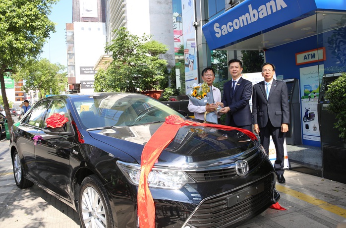 Gửi tiết kiệm, trúng ô tô trị giá gần 1 tỉ đồng - Ảnh 1. Gửi tiết kiệm, trúng ô tô trị giá gần 1 tỉ đồng - Ảnh 1.