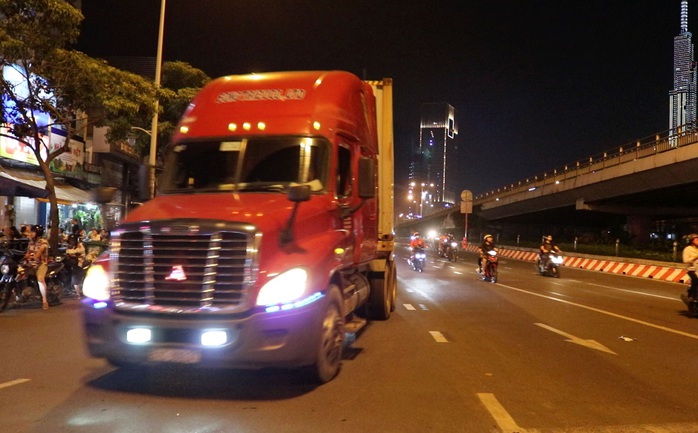 Vụ xe tải nặng tung hoành vào giờ cấm: Thanh tra giao thông mở đợt cao điểm xử lý - Ảnh 1.
