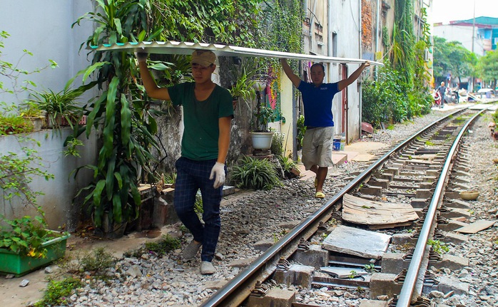 Cà phê đường tàu ở Khâm Thiên: Sáng đóng cửa, tối hoạt động - Ảnh 5.