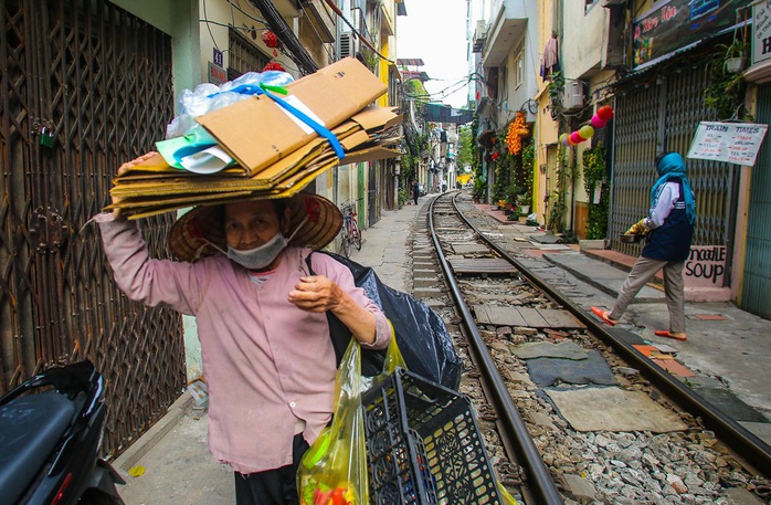 Cà phê đường tàu ở Khâm Thiên: Sáng đóng cửa, tối hoạt động - Ảnh 6.