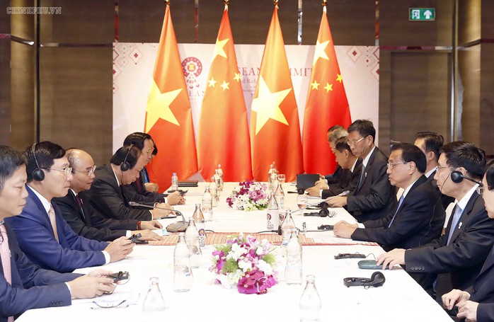 Thủ tướng Nguyễn Xuân Phúc nêu vấn đề trên biển với Thủ tướng Trung Quốc - Ảnh 1.