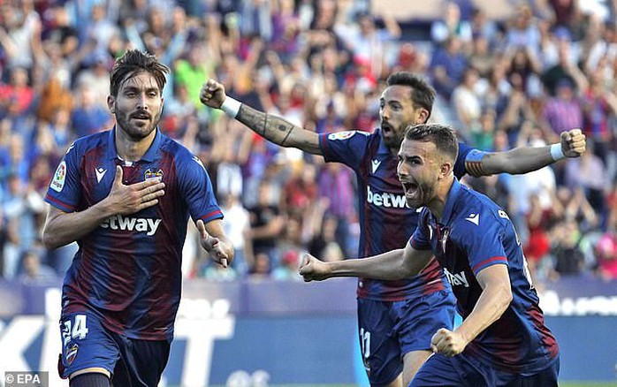 Levante tạo địa chấn, Barcelona may mắn không mất ngôi La Liga - Ảnh 6.