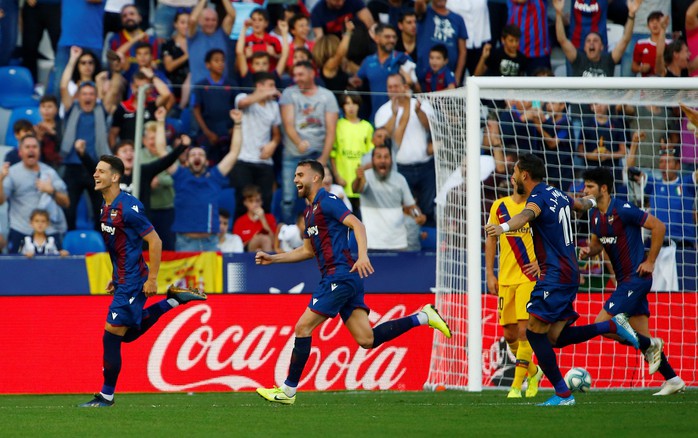 Levante tạo địa chấn, Barcelona may mắn không mất ngôi La Liga - Ảnh 5.