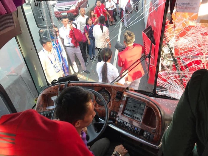 Xe buýt chở đoàn thể thao Việt Nam và Lào va chạm trên đường dự lễ khai mạc SEA Games - Ảnh 4.