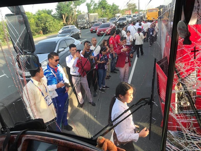 Xe buýt chở đoàn thể thao Việt Nam và Lào va chạm trên đường dự lễ khai mạc SEA Games - Ảnh 6.