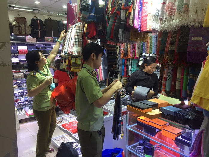 Quản lý thị trường đồng loạt kiểm tra ở chợ Bến Thành và Sài Gòn Square - Ảnh 5.