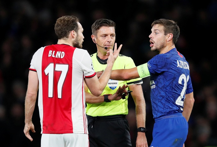 Cận cảnh 2 thẻ đỏ trong 55 giây của Ajax, Chelsea được trọng tài ưu ái? - Ảnh 7.