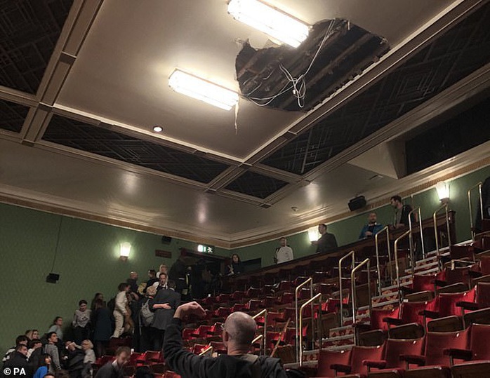 Sập trần nhà hát khi đang diễn kịch, hơn 1.000 người sơ tán - Ảnh 2.