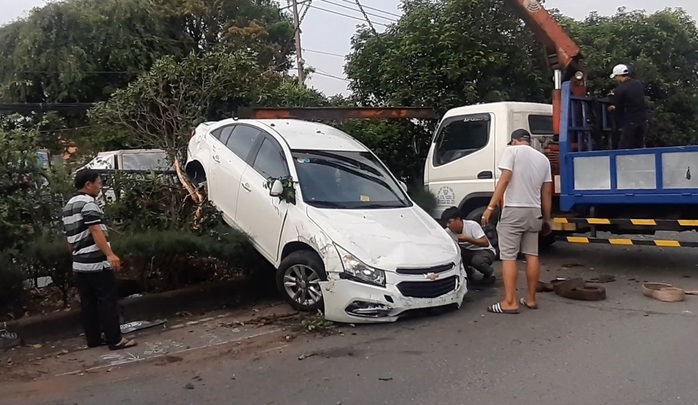 TP HCM: Xe container tông xế hộp văng lên không trung - Ảnh 2.