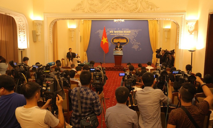 Phó phát ngôn Bộ Ngoại giao nói về giải quyết hậu sự nạn nhân người Việt vụ 39 người chết - Ảnh 1.