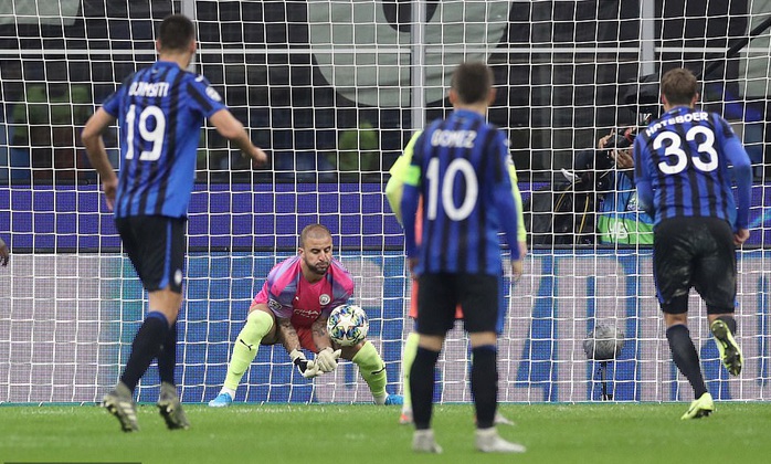 Dùng hậu vệ làm thủ môn, Man City lần đầu mất điểm tại Champions League - Ảnh 8.