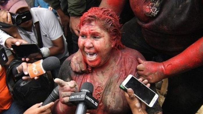 Người biểu tình cắt tóc và đổ sơn đỏ lên người nữ thị trưởng  - Ảnh 1.