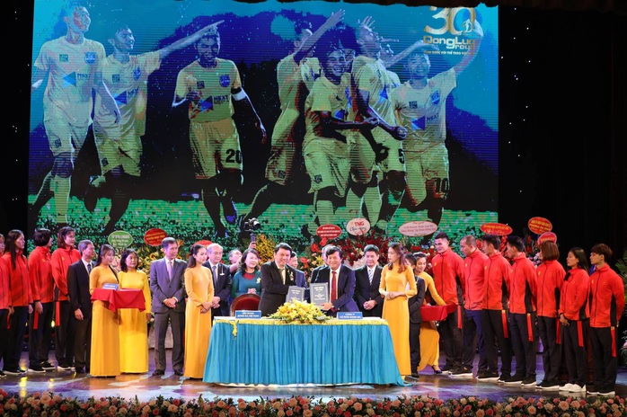 U22 Việt Nam và đoàn thể thao Việt Nam nhận quà đặc biệt trước ngày dự SEA Games 2019 - Ảnh 2.