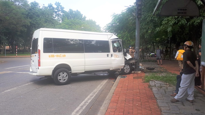 Xe chở du khách Hàn Quốc tông vào trụ đèn giao thông - Ảnh 1.