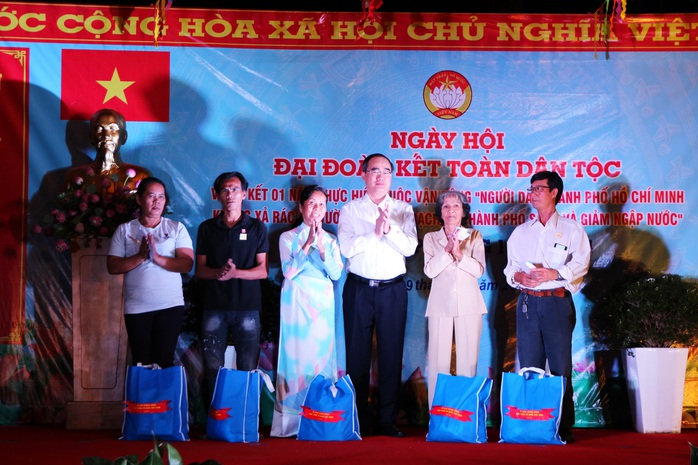 Bí thư Nguyễn Thiện Nhân dự ngày hội đại đoàn kết toàn dân tộc ở quận 4 - Ảnh 2.